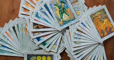 O tarô de Thoth, criado pelo ocultista Aleister Crowley, apresenta uma variedade de cartas que podem ser úteis para orientação financeira.