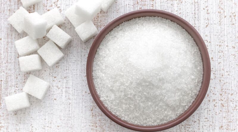 Conheça os benefícios do banho de açúcar para afastar energias negativas.